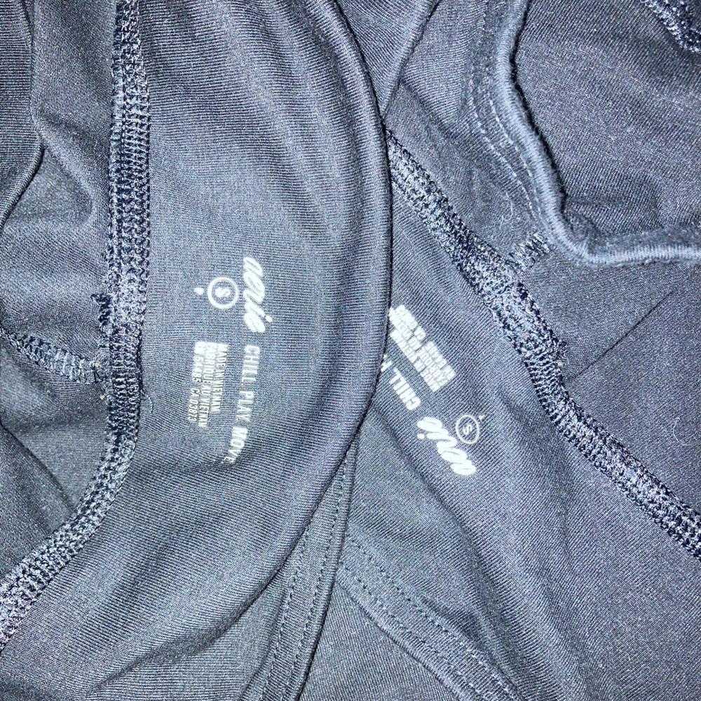 2 pairs of aeries leggings